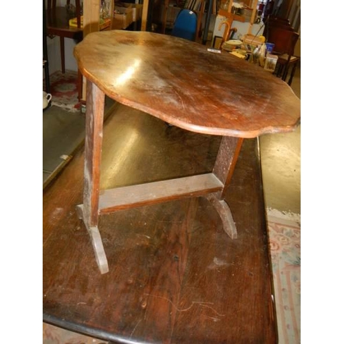 730 - A 1030's oak tip top tea table, COLLECT ONLY.