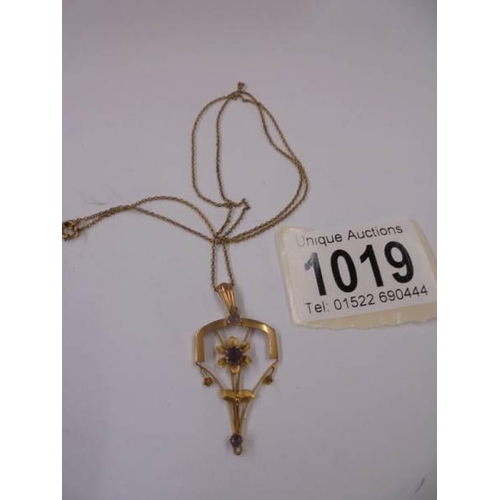 1019 - An art nouveau gold pendant on gold chain, 2.25 grams.