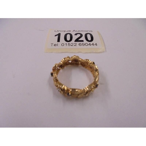 1020 - A gold ring set diamond and sapphires, marked 385, size S, 6.1 grams.