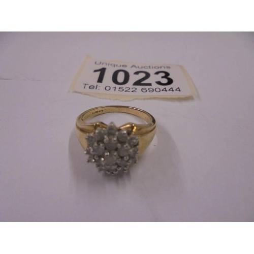 1023 - A gold cluster ring, size J half, 3.7 grams.