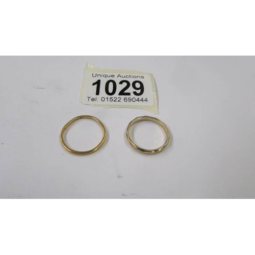 1029 - Two gold wedding rings, 4 grams.