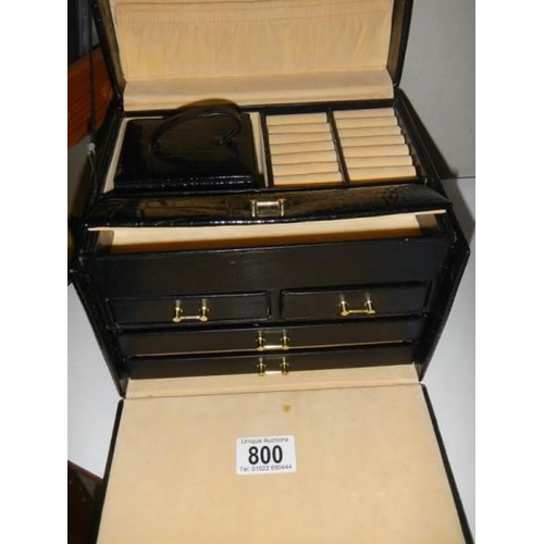 800 - A good 20th century jewellery box with drawers.