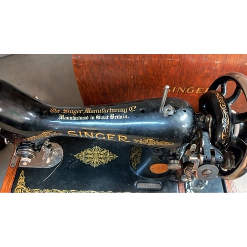 11 - 2 vintage Singer sewing machines