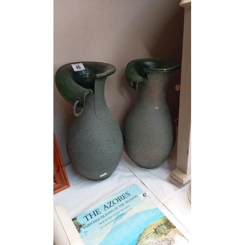 46 - A pair of vases (made in a damaged fashion)