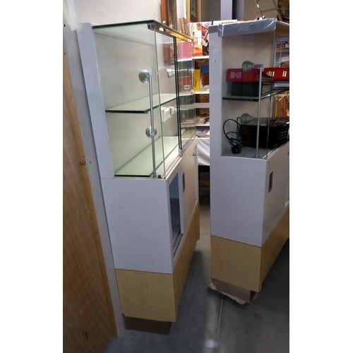 774 - 2 display cabinets. 1 A/F