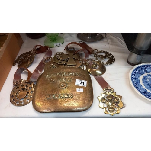 131 - A T. Richmond & Son Newark bronze cover plate & a quantity of Victorian/Edwardian horse brasses