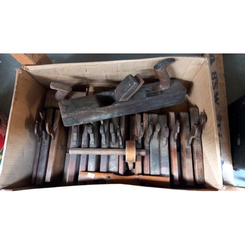 90 - A good quantity of vintage moulding planes. COLLECT ONLY