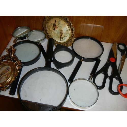 826 - A mixed lot of magnifying glasses, scissors and small gilded photo frames.