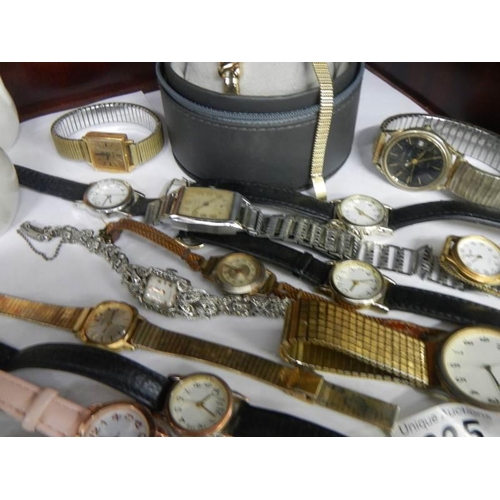 835 - A mixed lot of ladies and gent's wristwatches.