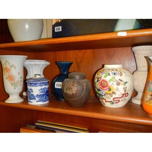 839 - A mixed lot of ceramic vases.