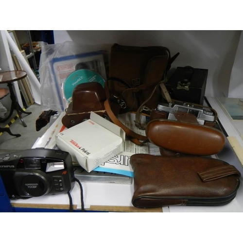 860 - A quantity of camera's and other photographic items.