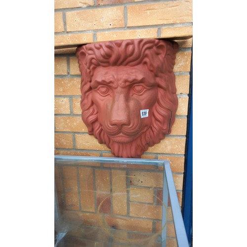 939 - A plastic Lion wall planter, COLLECT ONLY.