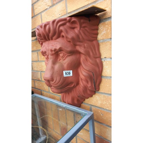 939 - A plastic Lion wall planter, COLLECT ONLY.