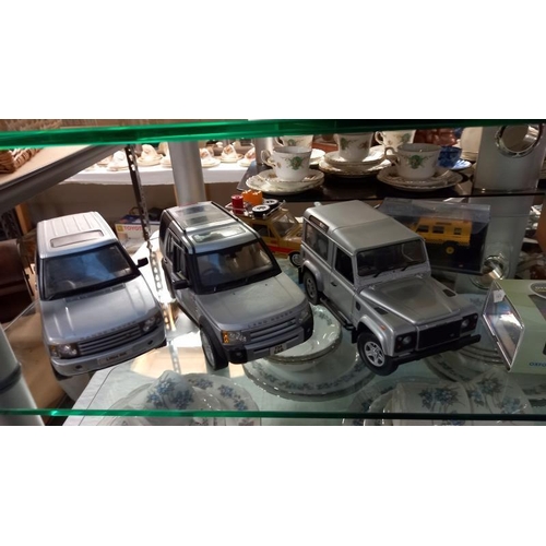 193 - A quantity of diecast Land Rover and Range Rover models including Ertl, Burago, Corgi