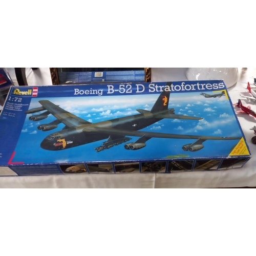 199 - A boxed Hasegawa Boeing B-47E Strato jet US Airforce jet bomber 1.72 scale and a Revelle 04608 1.71 ... 