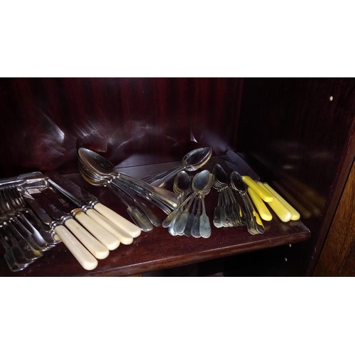 224 - A quantity of mixed cutlery, 2 glass George VI coronation dishes etc