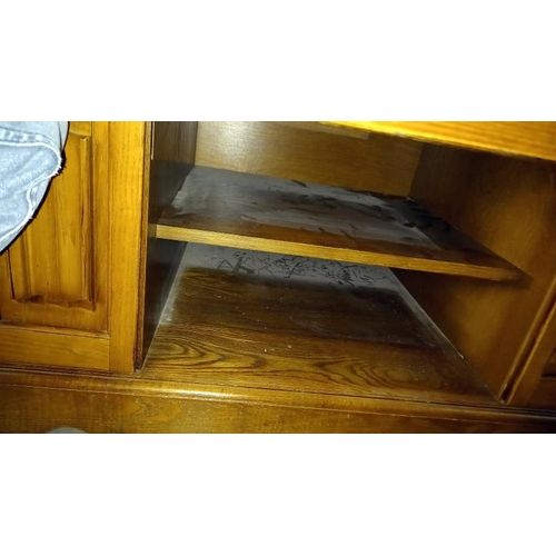 385 - An oak TV stand with leaded glass door, COLLECT ONLY