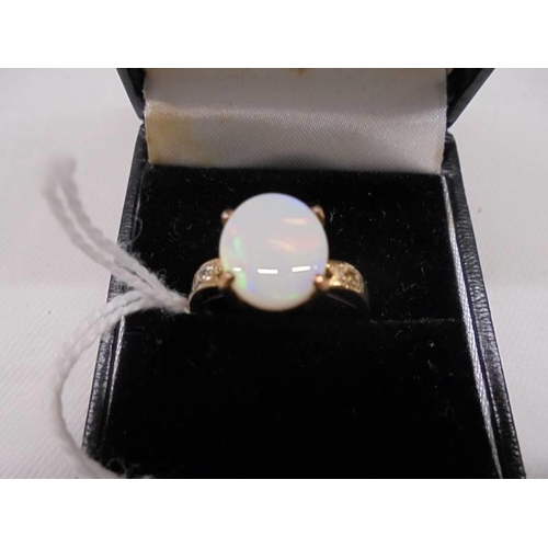 2017 - A yellow gold ring set large opal, size Q, 3.3 grams.