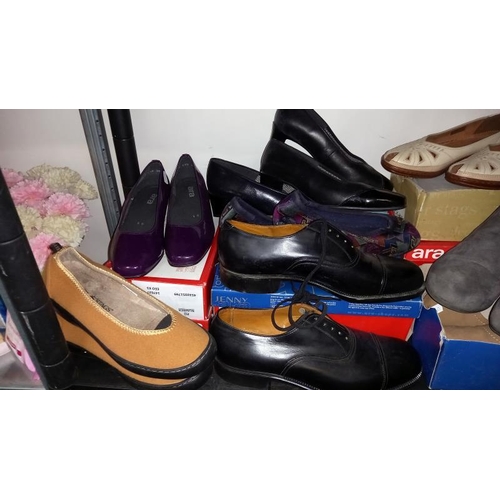 84 - 9 pairs of Ladies Shoes Size 5 & 1 Pair of Mens Shoes size 8