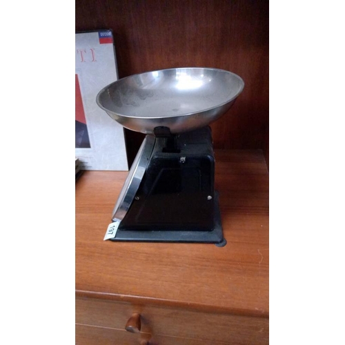 197 - A set of vintage Henson kitchen scales