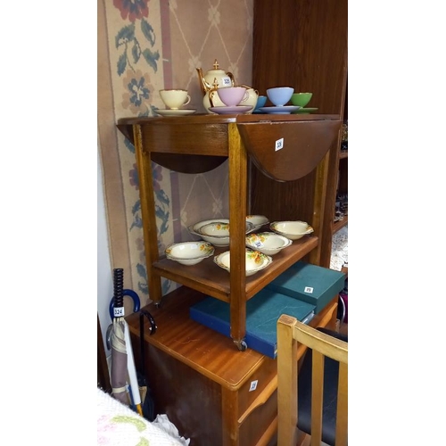 326 - An oak drop leaf tea trolley / coffee table - Collection only