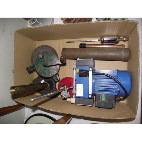 1055 - A bench hand operated grinder, pair of hydrometers, 2 engineering stands and a vacuum pump COLLECT O... 