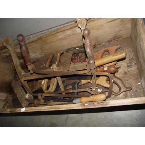 1087 - A box of carpenters saws and fret saws COLLECT ONLY