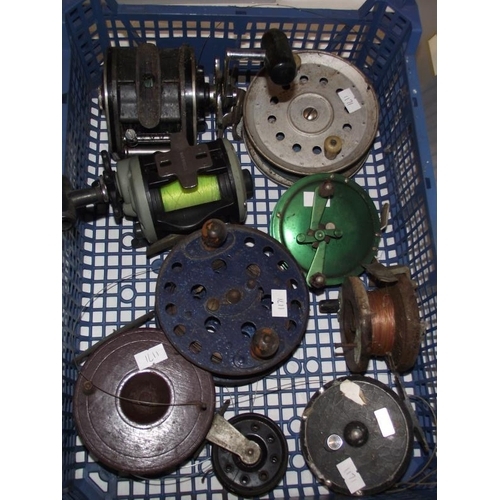 1074 - A quantity of fishing reels