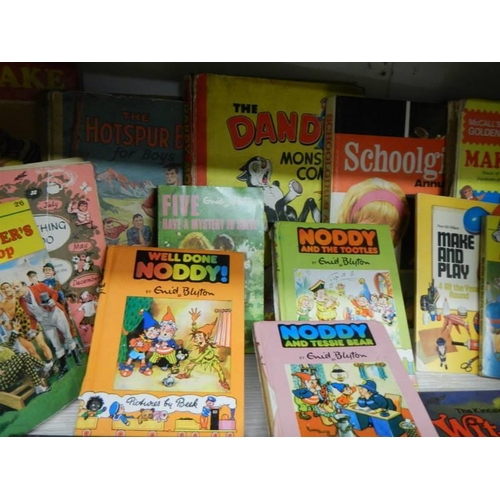 63 - A mixed lot of children's annuals  including Noddy, Dandy, Hotspur etc.,