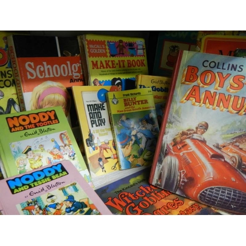 63 - A mixed lot of children's annuals  including Noddy, Dandy, Hotspur etc.,