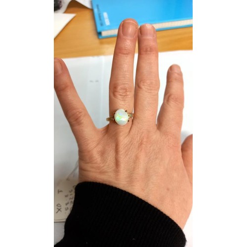 2017 - A yellow gold ring set large opal, size Q, 3.3 grams.