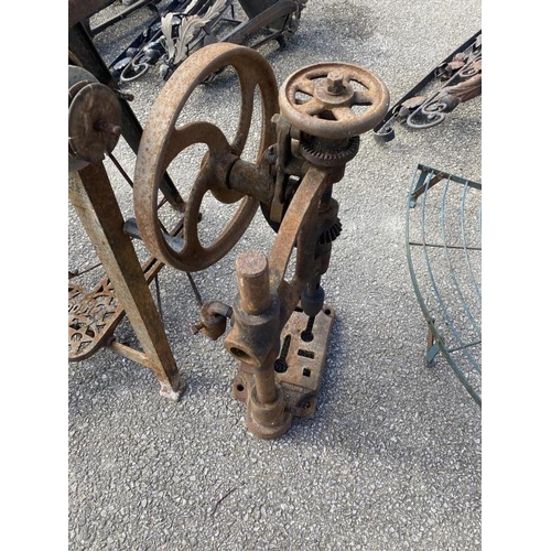 390 - 3 old metal mechanical tools