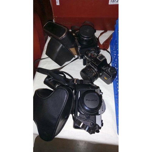 1573 - A quantity of cameras & accessories & a cased Bolex zoom reflex