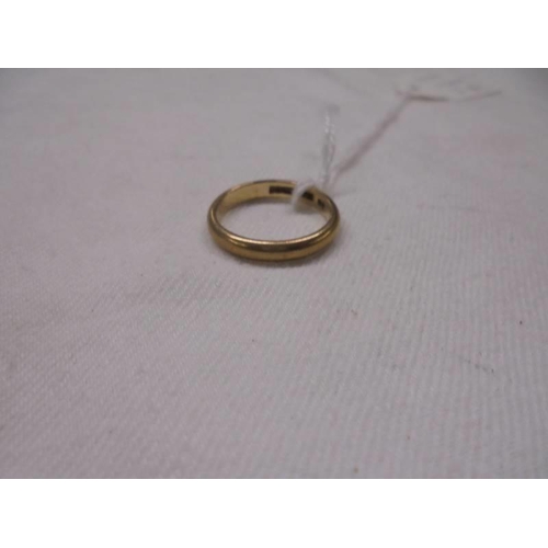 1015 - A 9ct gold wedding ring, size M, 2.8 grams.