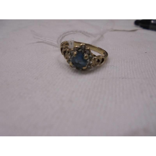 1017 - A 9ct gold heart shaped cluster ring, size L, 2.1 grams.