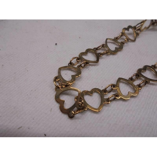 1021 - A 9ct gold heart bracelet, 4 grams.