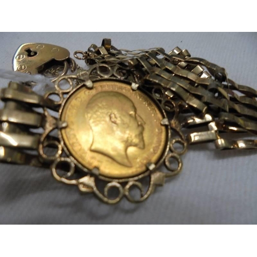 1024 - A 1906 half sovereign set in a 9ct gold gate bracelet with padlock, total weight 15.3 grams.