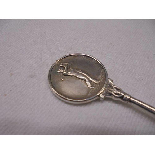 1026 - A hall marked silver golfing spoon.