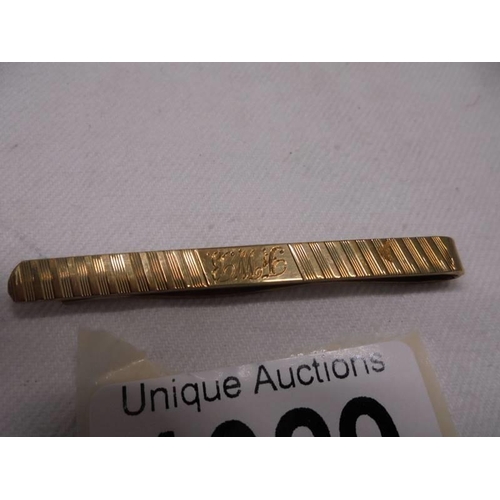 1029 - A 9ct gold monogrammed tie clip, 6.1 grams.