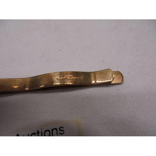 1029 - A 9ct gold monogrammed tie clip, 6.1 grams.