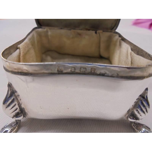 1036 - A silver trinket box, two old metal seals and a perfume funnel in white metal.