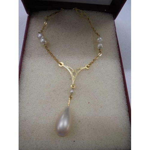 1042 - A 9ct gold and pearl necklace, 3.6 grams.