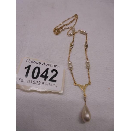 1042 - A 9ct gold and pearl necklace, 3.6 grams.