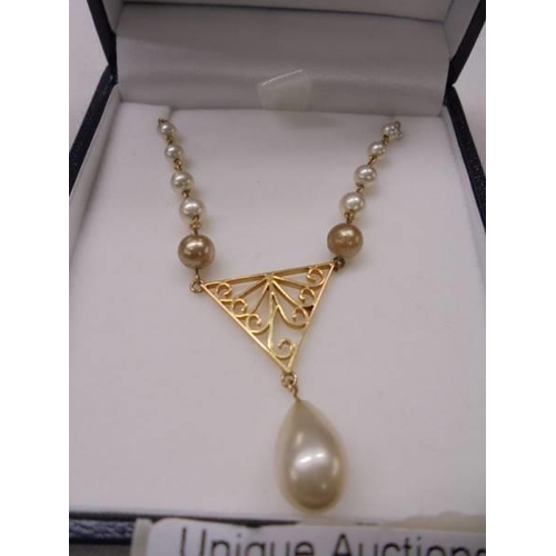 1043 - A 9ct gold and pearl necklace, 5 grams.