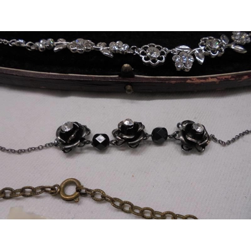 1053 - Three vintage necklaces and other vintage jewellery.