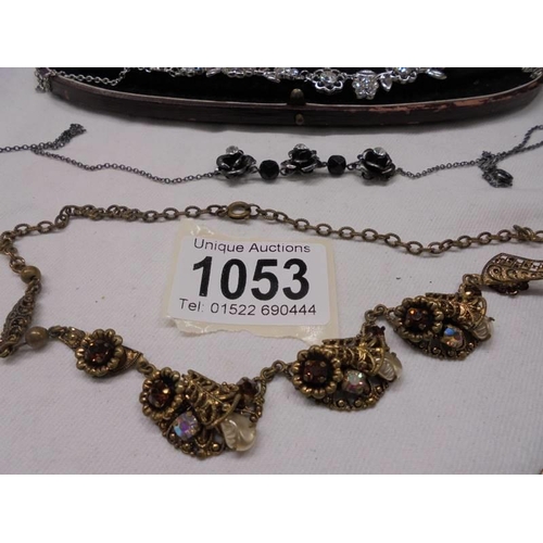 1053 - Three vintage necklaces and other vintage jewellery.