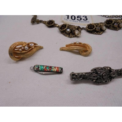 1053 - Three vintage necklaces and other vintage jewellery.