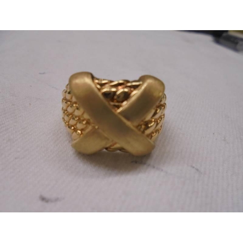 1071 - A 9ct gold ring size T, 2.9 grams.