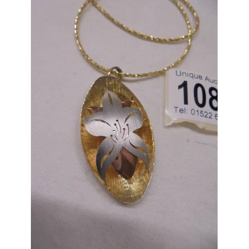 1088 - A 9ct gold pendant on chain, 10 grams.