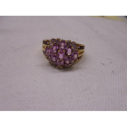 1089 - A 9ct gold ring, size U, 5.5 grams.